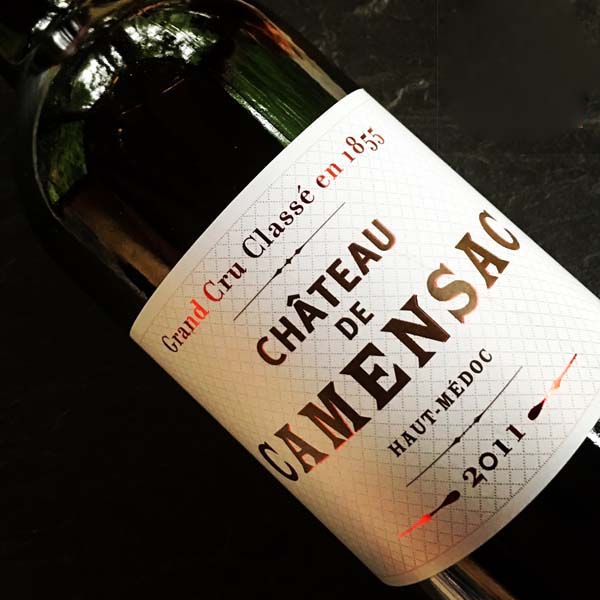 Rượu vang Pháp Chateau de Camensac 2016 lấp lánh ánh đỏ thẫm mượt mà. Những nốt hương đầu hé lộ hương kẹo mềm nhân hạt và cacao ấm áp, rồi dần mở lối cho hương thơm phức hợp của tiêu đen và hoa hồng. Thưởng thức rượu ta cảm nhận rõ rệt hương vị các loại quả mọng kết hợp cùng hương gỗ. Với vị rượu đậm đà cùng tannin tinh tế, rượu vang đỏ Camensac 2016 để lại dư vị sâu lắng kéo dài, nồng nàn hương quả đỏ.