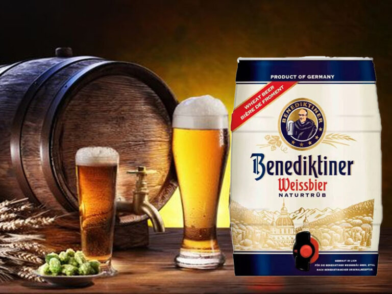 Hương vị và cách thưởng thức Benediktiner Weissbier
Hương vị
Hương thơm: Benediktiner Weissbier có hương thơm đặc trưng, phảng phất mùi chuối chín, đinh hương và một chút mạch nha caramel. Các loại men lúa mì đặc biệt trong quá trình lên men tạo ra hương vị trái cây nhẹ nhàng và nồng nàn của chuối và cam quýt, kết hợp với hương gia vị cay nhẹ của đinh hương.
Vị đầu: Khi mới uống, vị ngọt dịu của lúa mì sẽ lan tỏa trong miệng, kết hợp với một chút vị chua nhẹ và tươi mát từ men bia. Điều này làm cho Benediktiner Weissbier có cảm giác tươi mới, không quá nồng hay ngấy.
Vị giữa: Ở giữa lưỡi, bạn sẽ cảm nhận được hương vị đậm đà hơn của chuối chín, thêm vào đó là sự phức hợp từ đinh hương, mạch nha và caramel. Sự hòa quyện này làm cho bia có vị béo nhẹ nhưng vẫn giữ được sự cân bằng giữa các hương vị ngọt, chua và cay.
Vị cuối: Kết thúc là một chút vị đắng nhẹ của hoa bia, không quá nồng mà rất tinh tế, giúp làm sạch vị giác và không gây cảm giác quá đậm đà. Cảm giác sủi bọt nhẹ của khí ga tự nhiên giúp bia trở nên mượt mà hơn khi uống.
Cách thưởng thức
Nhiệt độ lý tưởng: Benediktiner Weissbier nên được thưởng thức ở nhiệt độ khoảng 6-8°C. Ở nhiệt độ này, bia sẽ giữ được sự tươi mát và các hương vị tự nhiên không bị mất đi.
Ly bia: Để cảm nhận đầy đủ hương vị, bia Weissbier thường được rót vào ly Weizen – loại ly cao và thon dần về phía trên. Kiểu ly này giúp giữ lớp bọt dày mịn lâu hơn, đồng thời tập trung hương thơm của bia vào mũi khi uống.
Cách rót bia: Khi rót Benediktiner Weissbier, nên nghiêng ly khoảng 45 độ để giữ lớp bọt mịn. Sau khi rót khoảng 2/3 lượng bia, hãy xoay nhẹ chai hoặc thùng để phần cặn men tự nhiên từ đáy hòa vào bia, giúp tăng cường hương vị và độ đục của bia.