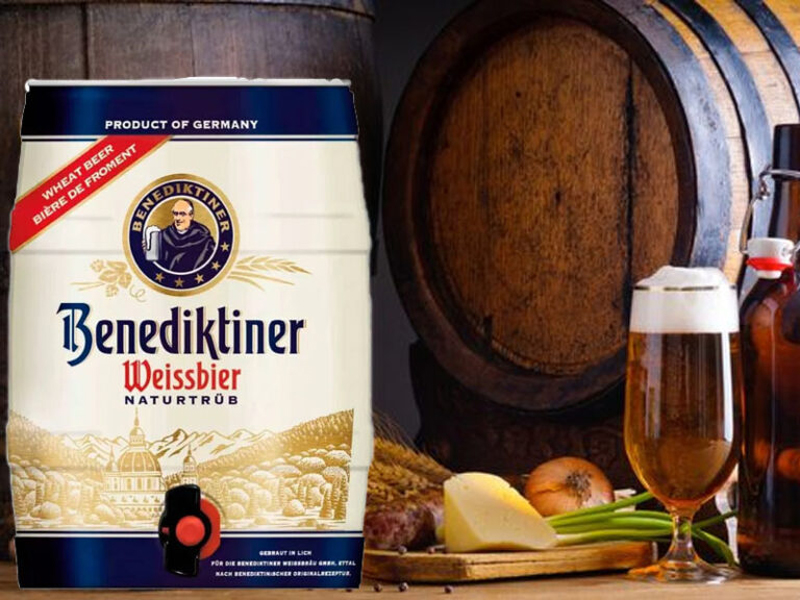 Cách thưởng thức
Nhiệt độ lý tưởng: Benediktiner Weissbier nên được thưởng thức ở nhiệt độ khoảng 6-8°C. Ở nhiệt độ này, bia sẽ giữ được sự tươi mát và các hương vị tự nhiên không bị mất đi.
Ly bia: Để cảm nhận đầy đủ hương vị, bia Weissbier thường được rót vào ly Weizen – loại ly cao và thon dần về phía trên. Kiểu ly này giúp giữ lớp bọt dày mịn lâu hơn, đồng thời tập trung hương thơm của bia vào mũi khi uống.
Cách rót bia: Khi rót Benediktiner Weissbier, nên nghiêng ly khoảng 45 độ để giữ lớp bọt mịn. Sau khi rót khoảng 2/3 lượng bia, hãy xoay nhẹ chai hoặc thùng để phần cặn men tự nhiên từ đáy hòa vào bia, giúp tăng cường hương vị và độ đục của bia.
Phối hợp món ăn
Benediktiner Weissbier là một loại bia nhẹ nhàng và dễ uống, phù hợp với nhiều loại món ăn khác nhau, từ các món đậm đà đến các món nhẹ nhàng:
Xúc xích Đức: Weissbier rất hợp với xúc xích Đức (Bratwurst), nhờ vị ngọt nhẹ và hương gia vị cay cay từ bia, giúp cân bằng với vị mặn và béo của xúc xích.
Phô mai mềm: Các loại phô mai mềm như camembert hoặc brie sẽ tạo nên sự hòa quyện hoàn hảo với hương vị trái cây và gia vị trong bia.
Hải sản: Các món hải sản như cá hồi nướng, sò, hoặc tôm hấp sẽ tạo nên sự cân bằng với vị chua nhẹ và tươi mát của Benediktiner Weissbier.
Món nướng: Thịt nướng, đặc biệt là thịt gà hoặc thịt heo nướng than hoa, cũng là lựa chọn tuyệt vời để thưởng thức cùng loại bia này.