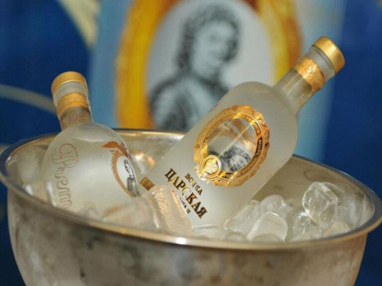 rượu vodka vẩy vàng czar’s golden snow