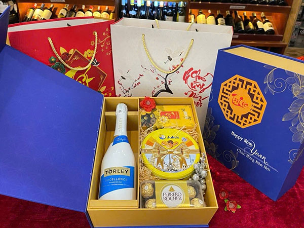 dịch vụ đóng gói quà tết chuyên nghiệp cho rượu vang