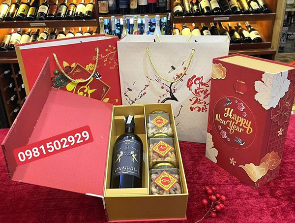 dịch vụ đóng gói quà tết chuyên nghiệp cho rượu vang