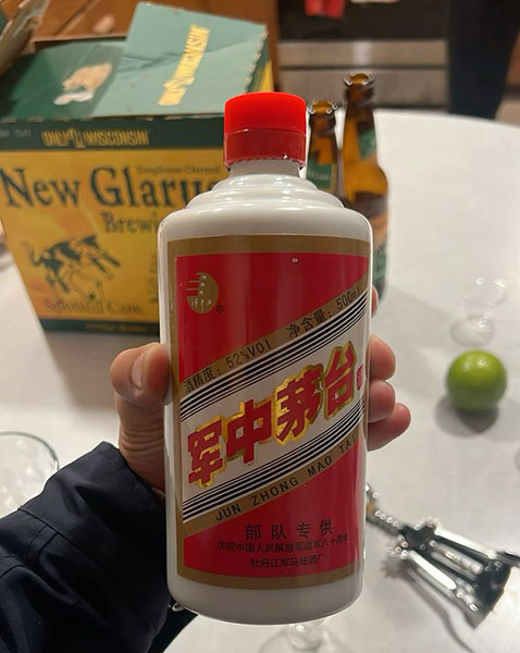 hộp quà rượu mao đài biếu đối tác đẳng cấp tại tây hồ