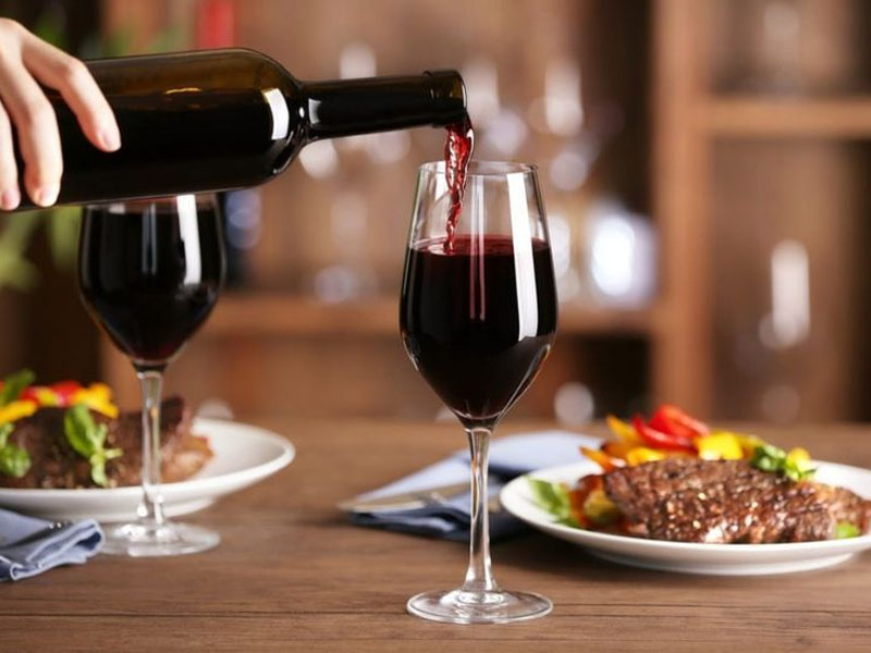 Tại sao rượu vang là xu hướng quà Tết hiện đại? top tiêu chí chọn rượu vang biếu tết đúng chuẩn sành điệu